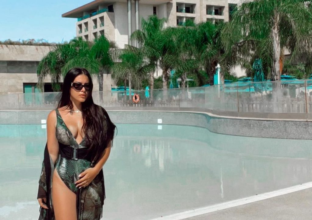 Elita Rudi sjell fotot nga pushimet, vjen tërheqëse me bikini në ujë