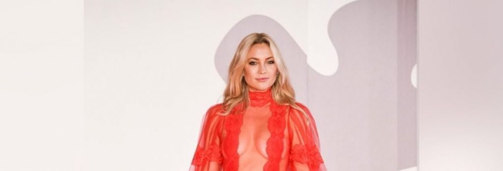 Kate Hudson merr vëmendje me fustanin e kuq pa reçipeta në Venice Film Festival
