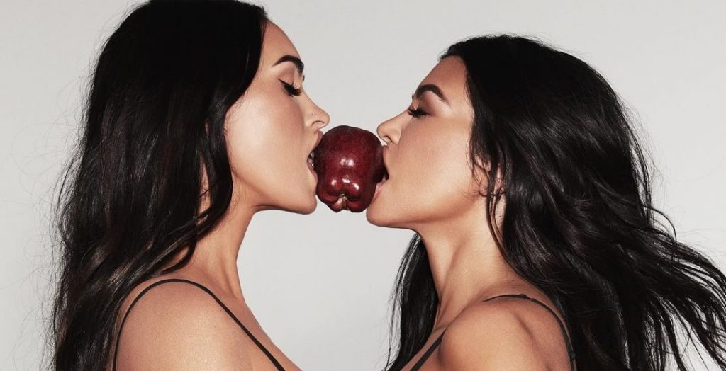 Megan Fox dhe Kourtney Kardashian pozuan ‘topless’ për SKIMS