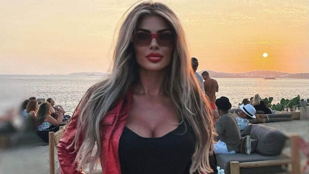 Luana Vjollca tundon rrjetin me foto para pasqyrës