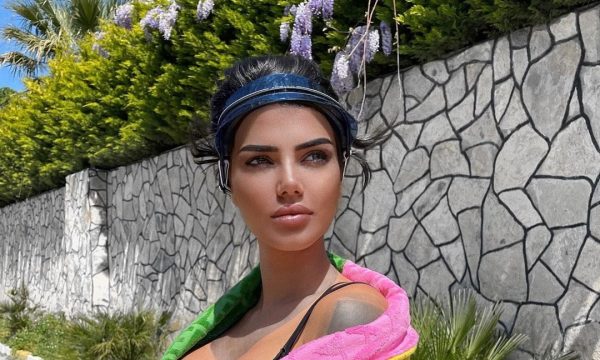 Morena vazhdon dedikimet për shokun e saj