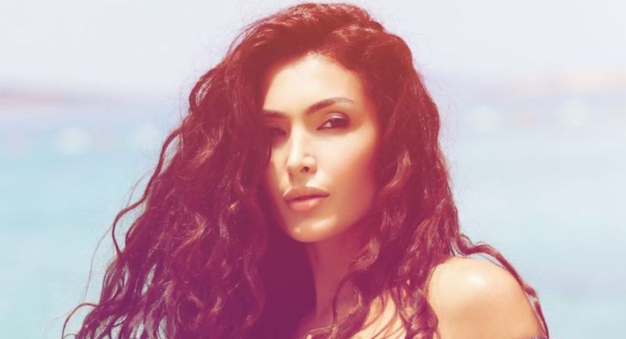 Nora vjen me poza të nxehta nga korridori i një hoteli