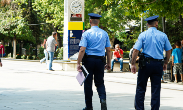 Policia shqipton mbi 300 tiketa për COVID