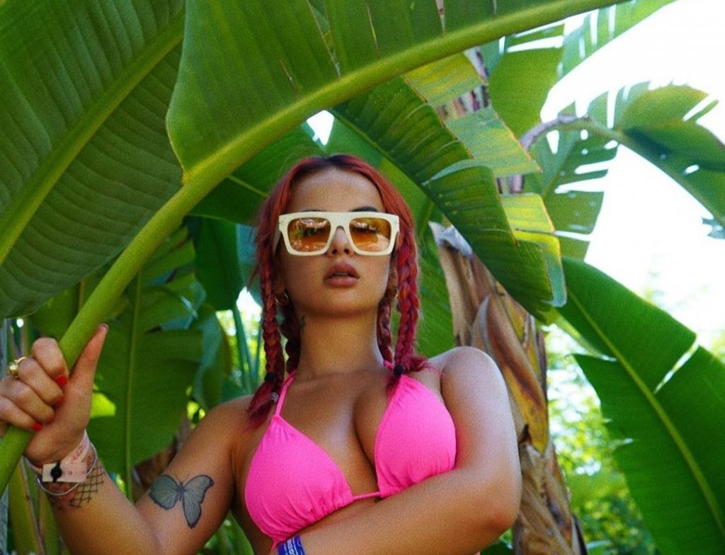 Rina Balaj poston imazhe tunduese në bikini