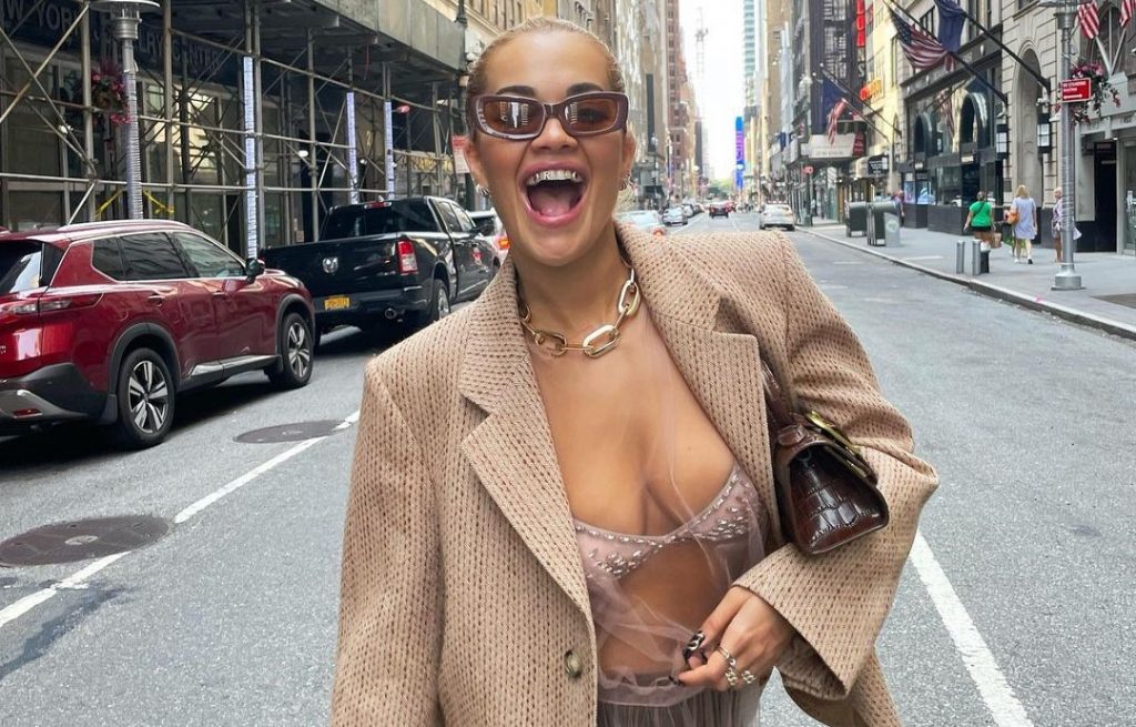 Me poza atraktive, Rita Ora shfaqet e nxehtë nga New York-u