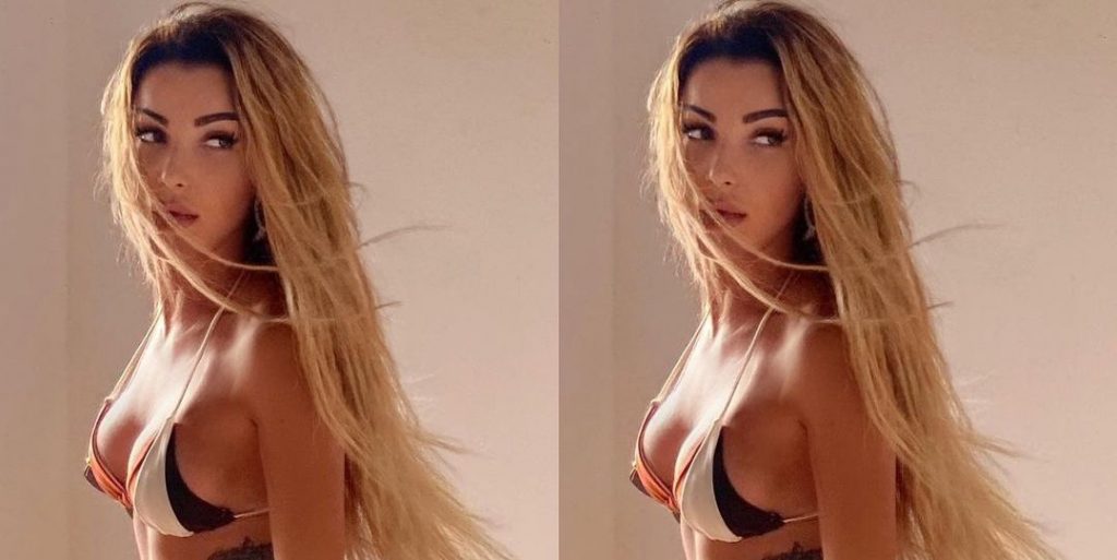 Roza Lati sjellë foto në bikini shumëngjyrëshe