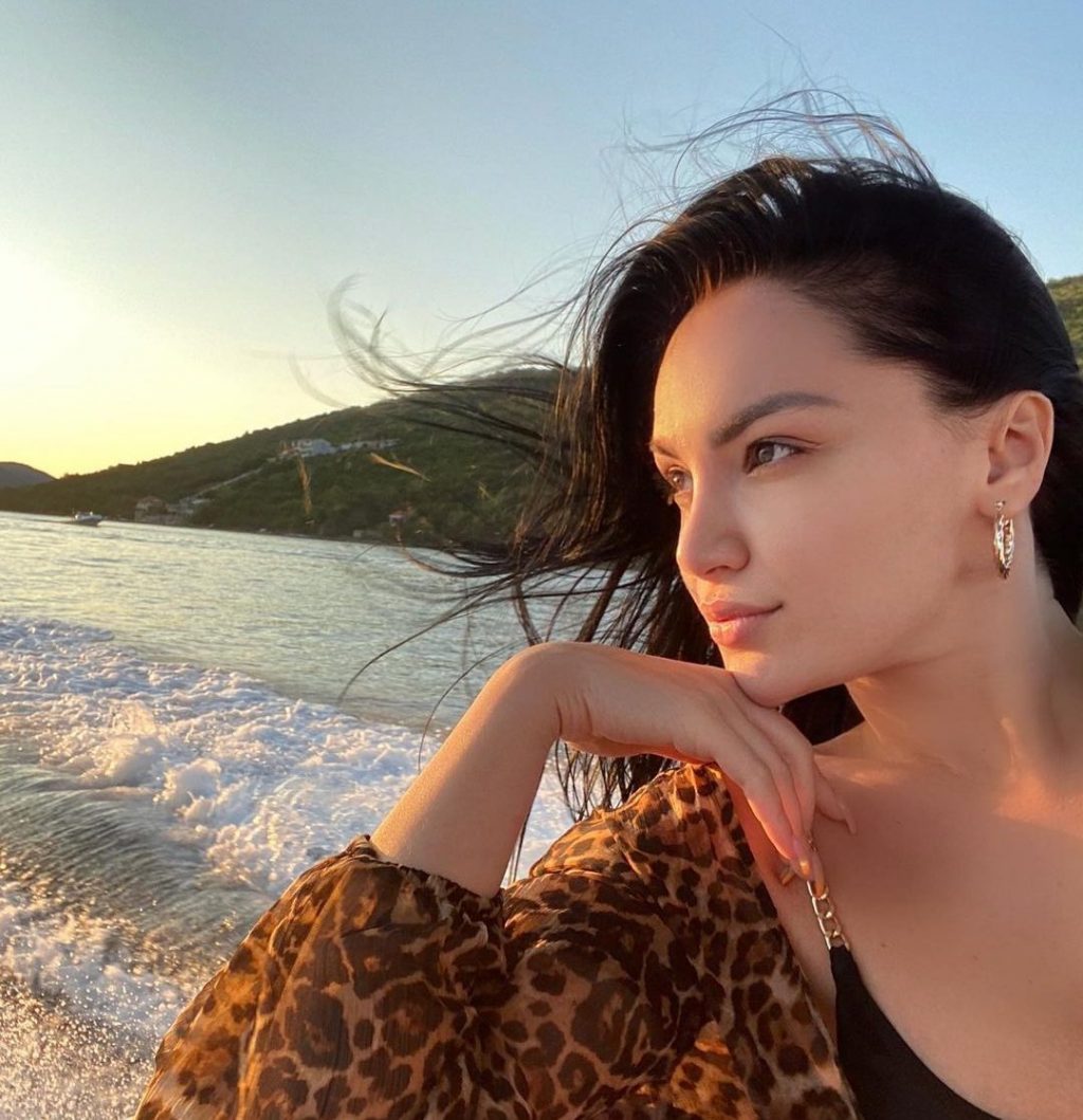 Samanta Karavella ndan imazhe joshëse nga pushimet