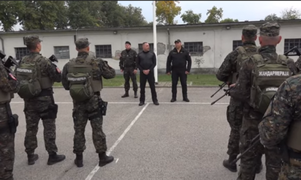 Vulini i serviloset pak Vuçiqit: Ushtria gati për urdhra nga presidenti