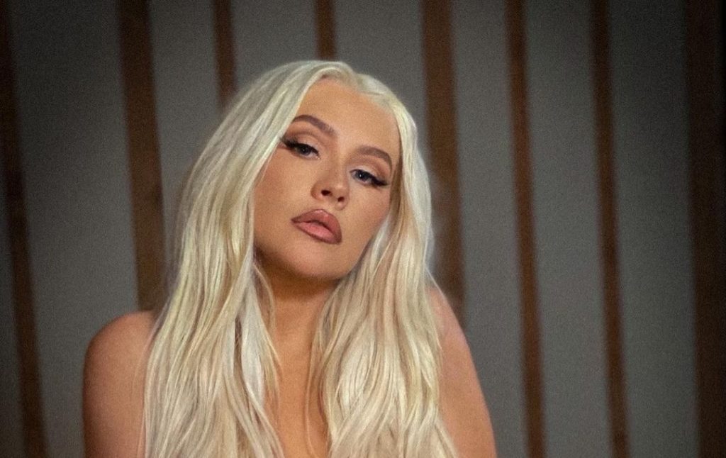 Christina Aguilera vjen me fotografitë ‘topless’ në rrjete sociale