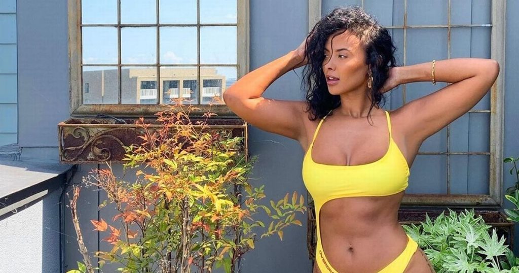 Maya Jama tregon figurën e saj fenomenale me bikini teksa shijon pushimin
