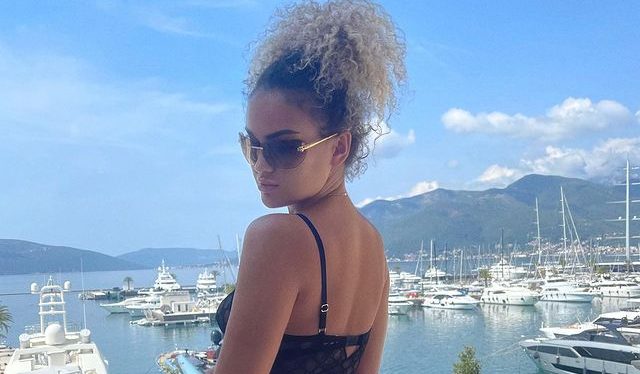 Arta Elezaj thyhet në bel për të marrë këtë pozë në veturë