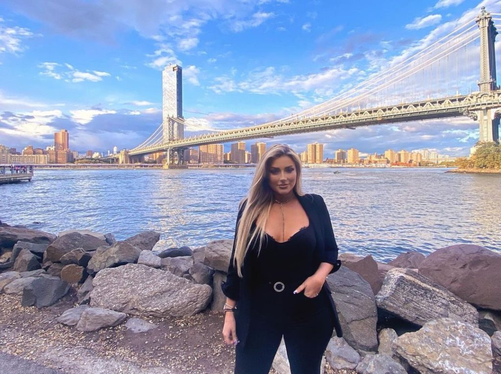 Ronela Hajati ndan poza atraktive nga New York