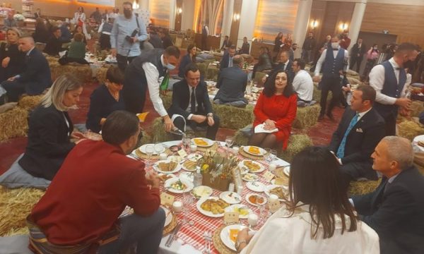 Shpend Ahmeti për “Darkën e Lamës”: Me karrige të sanës, në masa të pandemisë, me rreth 100 mysafirë