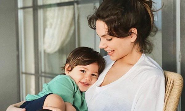 Puthi djalin në buzë, ndjekësit me kritika të ashpra për Almeda Abazin