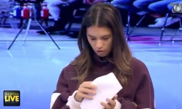 Mevlani i sjell lekët borxh në studio, Shqipja i gris publikisht