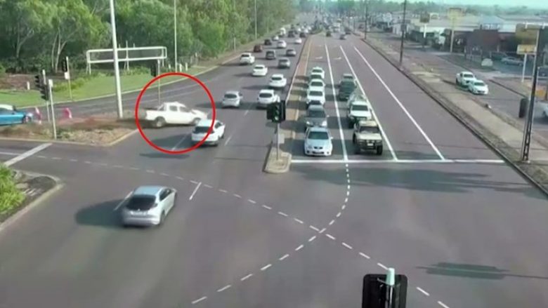 Shoferja kaloi shtatë korsi komunikacioni, por fatmirësisht mbijetoi