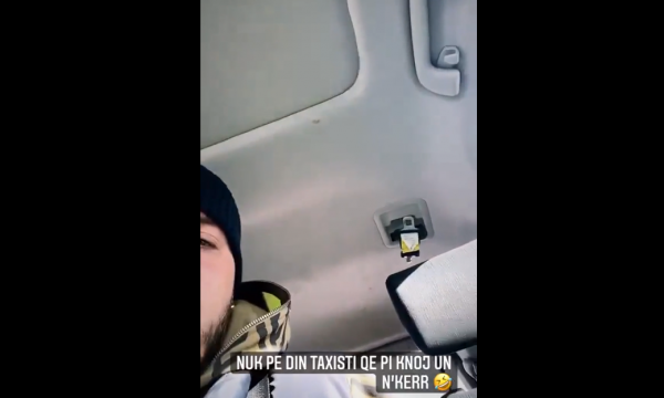 Taksisti po dëgjonte këngën e Mozzik, por nuk ia kishte idenë që ai ishte në makinë