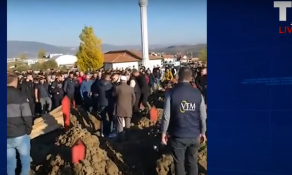 Pamje nga varrimi i 25-vjeçarit që vdiq pasi u sulmua me thikë në Mitrovicë