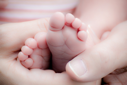 Riadi 10 muajsh nga Suhareka i diagnostifikuar me tumor ka nevojë për ndihmë financiare