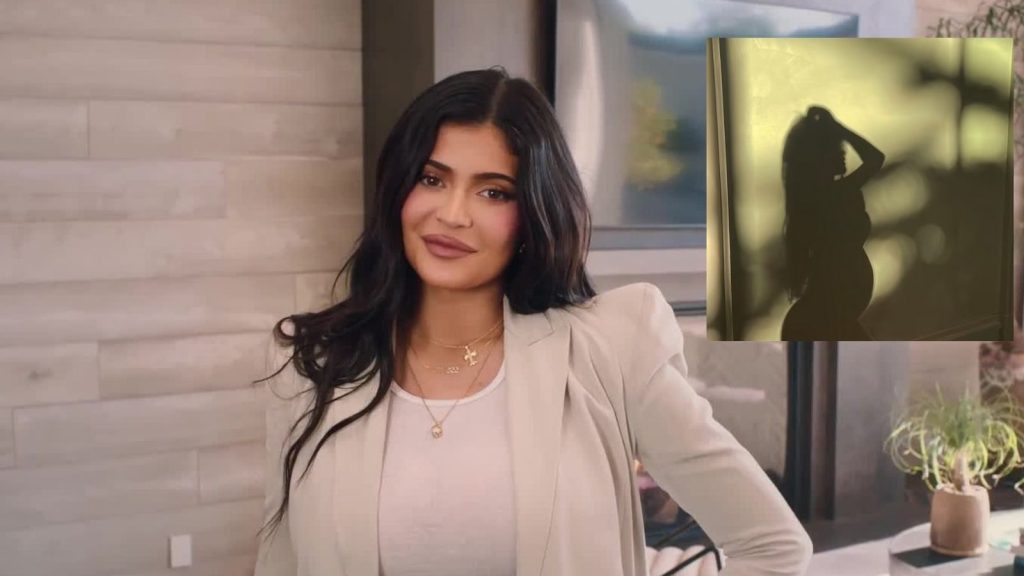 Kylie Jenner tregon barkun e saj ‘në rritje’ me një imazh artistik