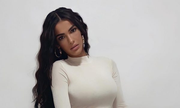 Arbenita vazhdon me foto provokative në Instagram