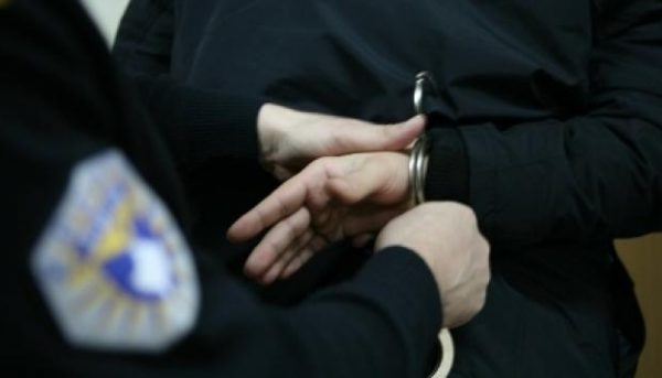 Në Mitrovicë arrestohet një 51-vjeçar për “dhunë në familje”