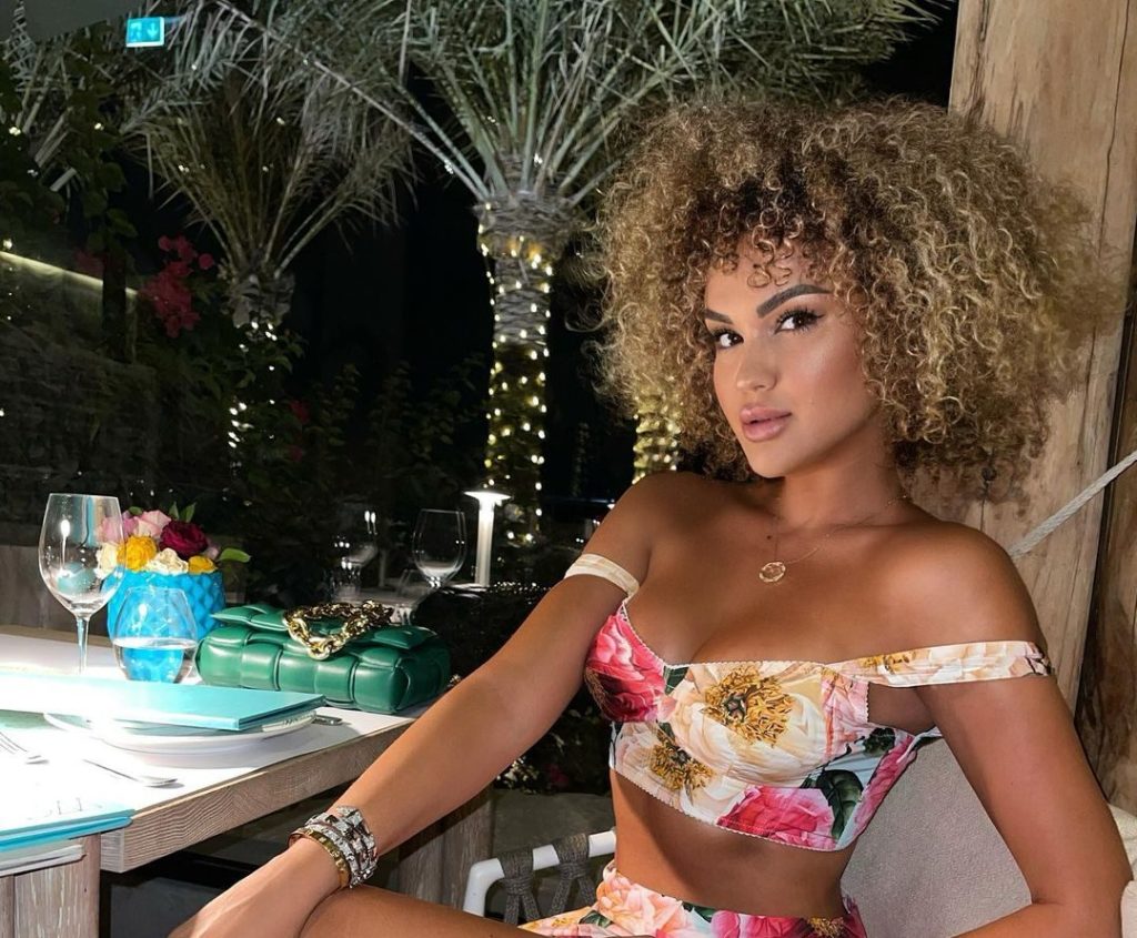 Arta Elezaj poston foto të linjave trupore në fustanin e vogël
