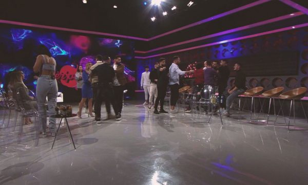 Publikohet video e sherrit në “Për’puthen”, përjashtohen dy konkurrentë