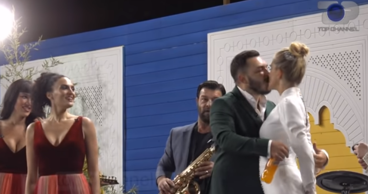 Beniada dhe Arditi puthen gjatë ceremonisë martesore në shtëpinë e “Big Brother”