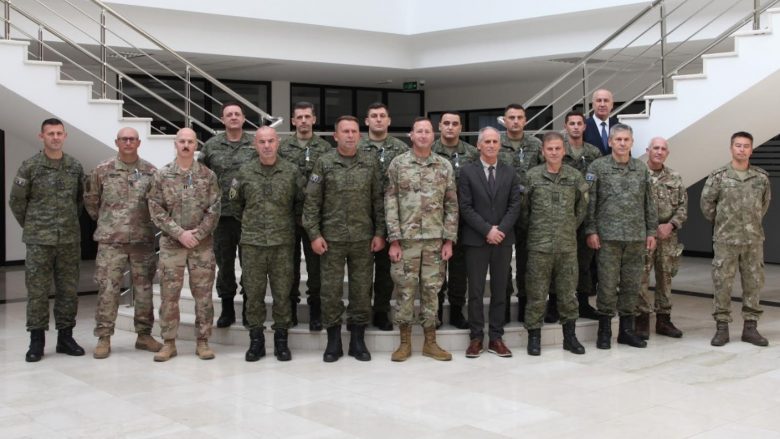Ushtarët dekorohen me medalje pas kthimit nga misioni i parë ushtarak i FSK-së jashtë vendit