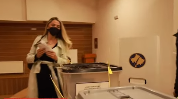 Bashkëshorti ‘misterioz’ i Gresa Behlulit shfaqet për herë të parë në publik krah këngëtares