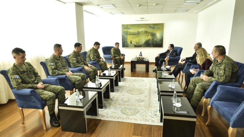 Kurti, ushtarakëve të FSK-së që ishin në Kuvajt: Dëshmuat përkushtimin e Kosovës për paqe e siguri edhe jashtë kufijve