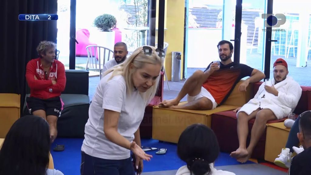 I tregoi gishtin e mesit, banori i “Big Brother” acarohet me këngëtaren e njohur: Je e paedukatë