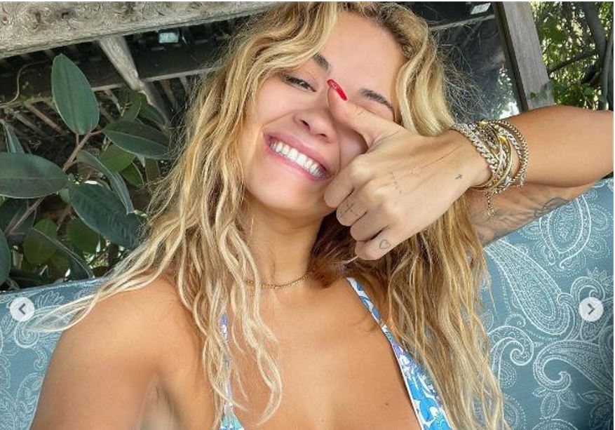Rita pozon në bikine, nxjerr në pah gjoksin joshës