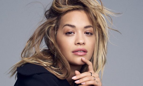 Rita Ora e nis ditën me fotografi ‘topless’ teksa shijon rrezet e diellit