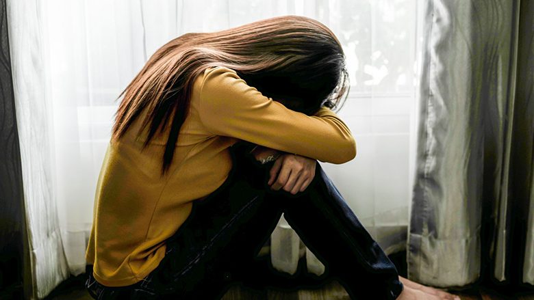 Shkencëtarët kanë zbuluar: Depresioni tek të rinjtë rrit mundësinë e kësaj sëmundjeje në pleqëri