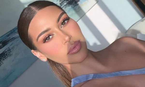 Kjo është sozia e Kim Kardashian që po çmend internetin