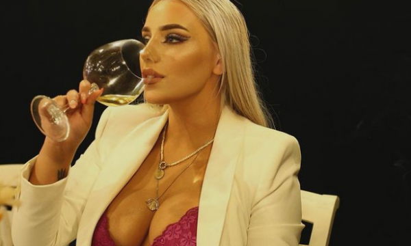 Teas i del fotoja me të dashurin