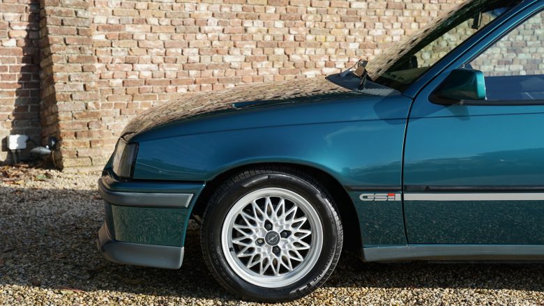 Ajo është pothuajse tërësisht origjinale: Shitet Opel Kadett GSi, një makinë sportive legjendare nga fundi i viteve 1980