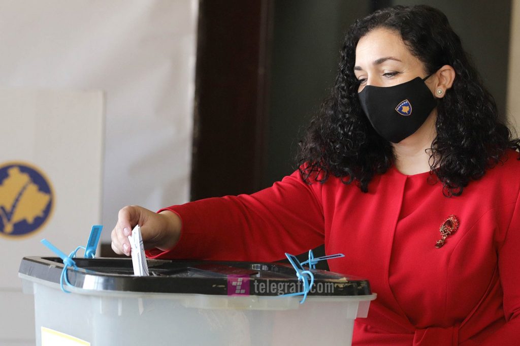 Vjosa Osmani shkëlqen gjatë procesit të votimit, shihet e veshur në një fustan të kuq elegant