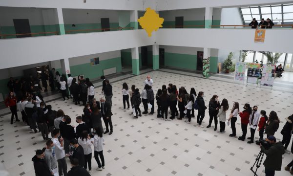 Interesim i madh i nxënësve për t’u vaksinuar kundër COVID-19 në Prishtinë