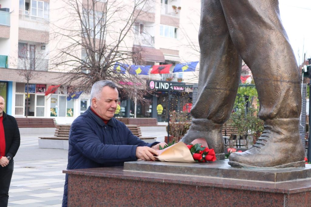 Kryetari Ahmeti bën homazhe pranë shtatores së Komandantit Legjendar “Adem Jashari”