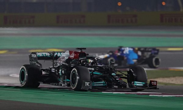 Formula 1: Hamilton fiton në Katar, hapet gara për titull