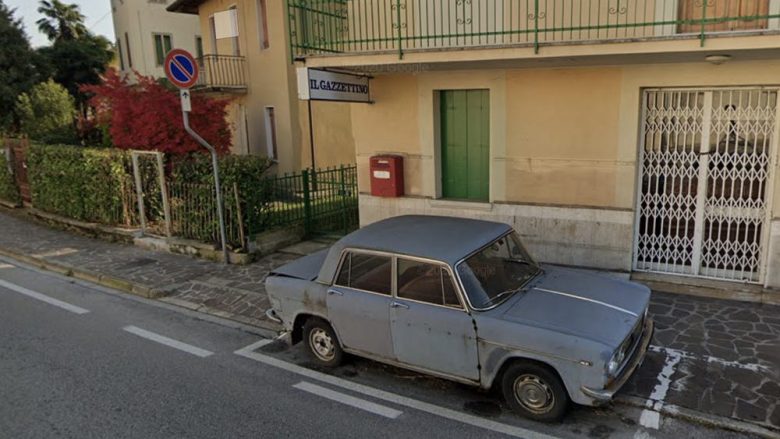 Një veturë e parkuar prej 47 vitesh në të njëjtin vend bëhet atraksion turistik dhe pikë referimi në Itali
