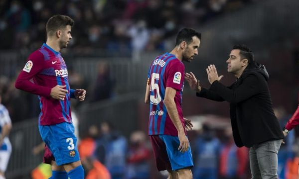 Xavi kaloi tërë ndeshjen në këmbë duke folur me lojtarët