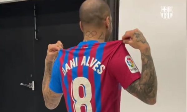 Dani Alves merr numrin e Andres Iniestas