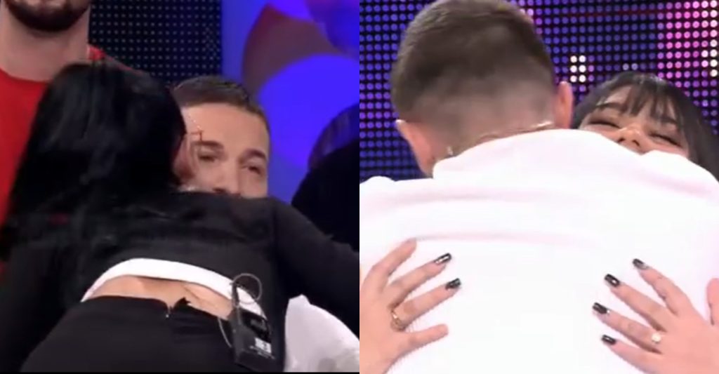 Mikela çohet dhe e puth Markon, ai e injoron dhe e përqafon Anën