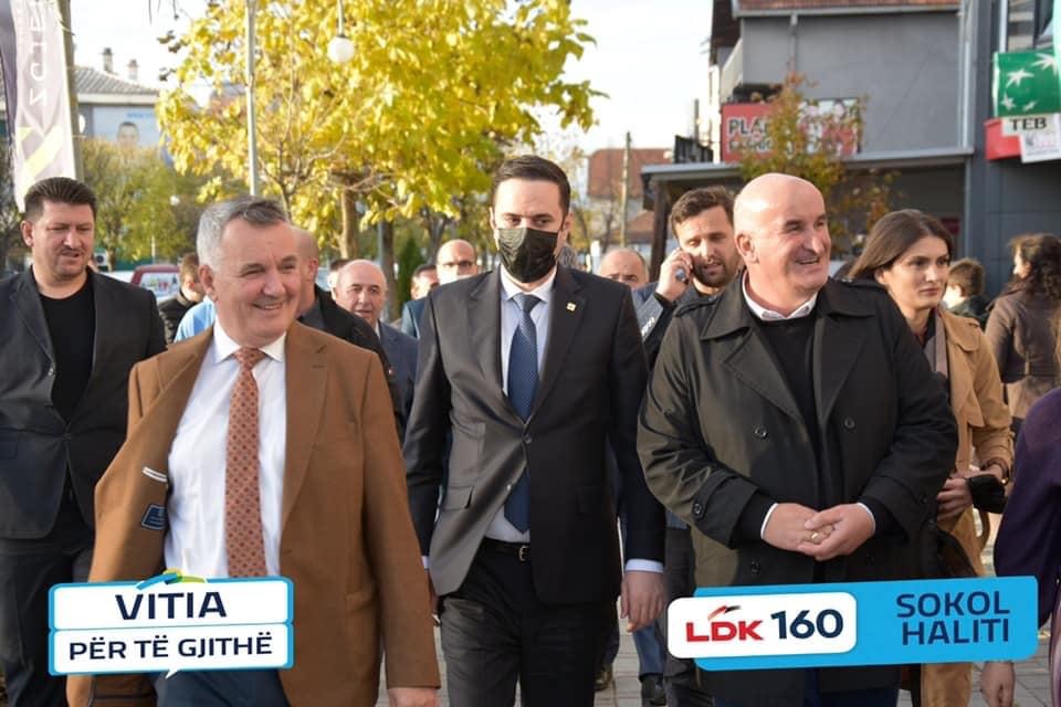 Abdixhiku, Muhaxheri e Ahmeti në mbështetje të Halitit