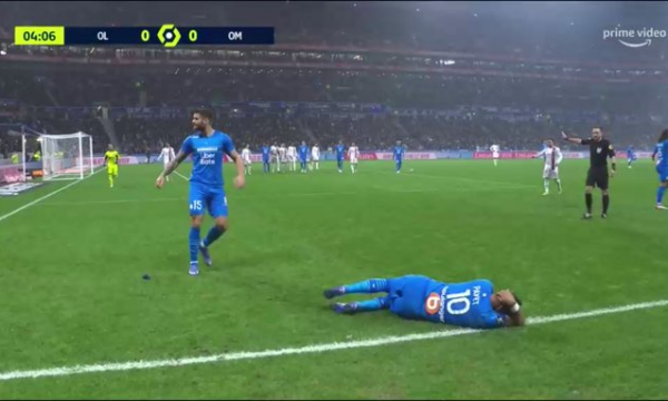 Pamje: Payet goditet në kokë nga tifozët, ndërpritet ndeshja Lyon –Marseille
