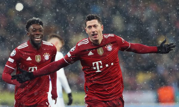 Bayerni fiton me golat e Lewandowskit dhe Comanit